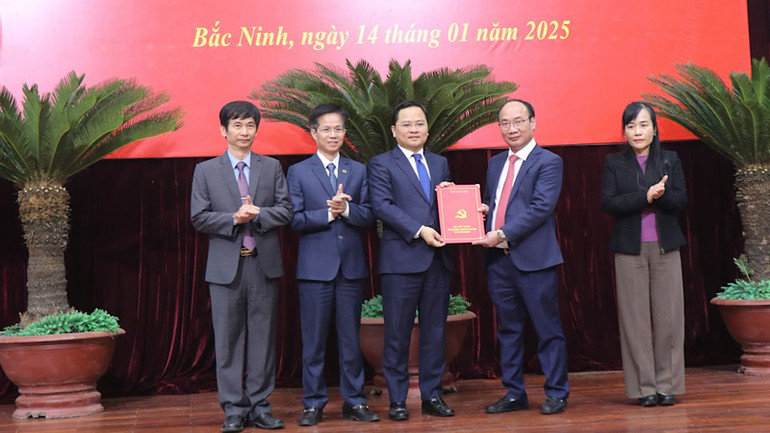 Trao quyết định chuyển chức năng nhiệm vụ của Ban Bảo vệ sức khoẻ cán bộ tỉnh về Ban Tổ chức Tỉnh ủy, Sở Y tế và Bệnh viện Đa khoa tỉnh.