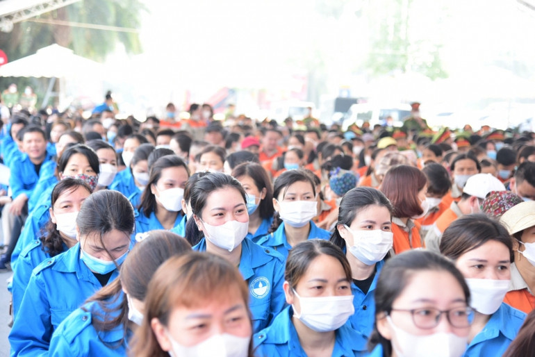 Đông đảo công nhân, người lao động tham dự lễ phát động.