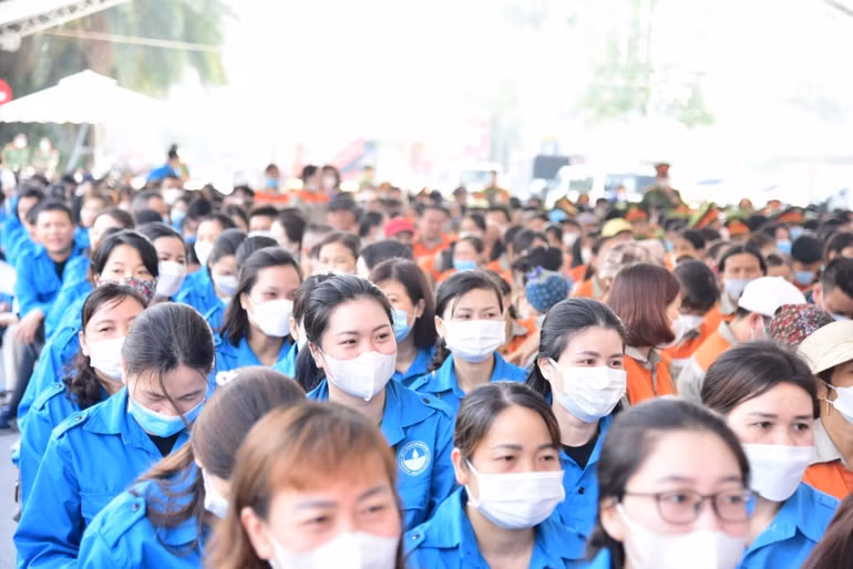 Đông đảo công nhân, người lao động tham dự lễ phát động.