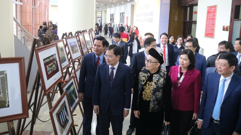 Các đại biểu tham quan khu trưng bày các tác phẩm nghệ thuật.