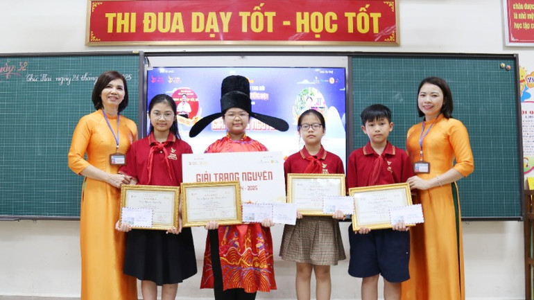 Trạng nguyên Tiếng Việt toàn quốc Nguyễn Thị Minh Thảo cùng các bạn học sinh Trường tiểu học Suối Hoa đoạt giải trong cuộc thi.