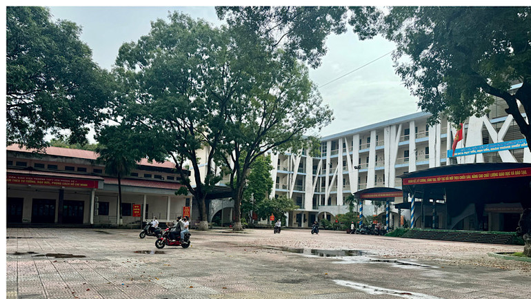 Sân Trường Trung học phổ thông Yên Phong 1 hễ mưa to là ngập. Sân Trường Trung học phổ thông Yên Phong 1 hễ mưa to là ngập.