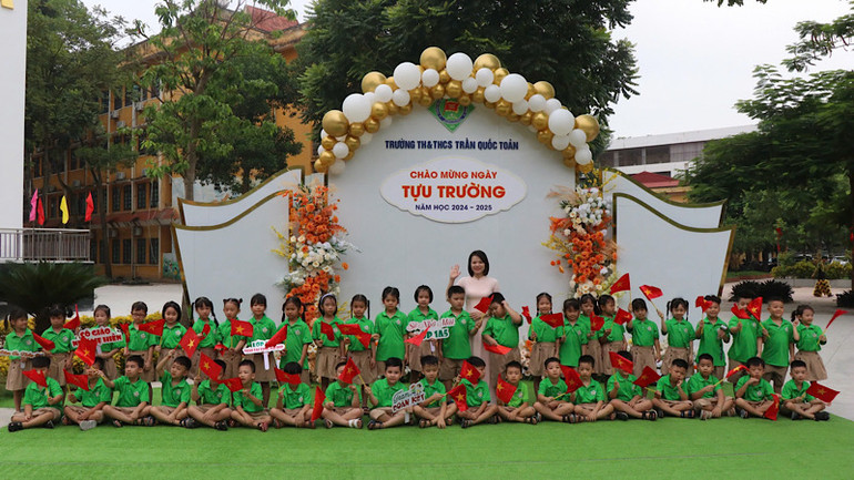 Các em học sinh lớp 1 háo hức trong buổi đầu đến trường. Các em học sinh lớp 1 háo hức trong buổi đầu đến trường.