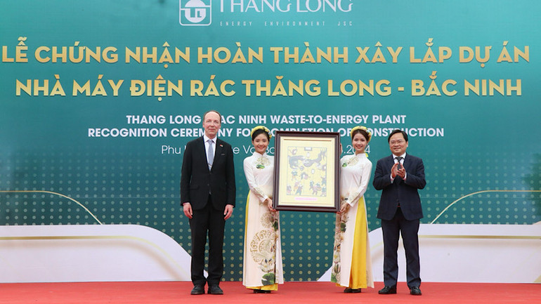 Bí thư Tỉnh ủy Nguyễn Anh Tuấn tặng Ngài Chủ tịch Quốc hội Phần Lan bức tranh Đông Hồ.