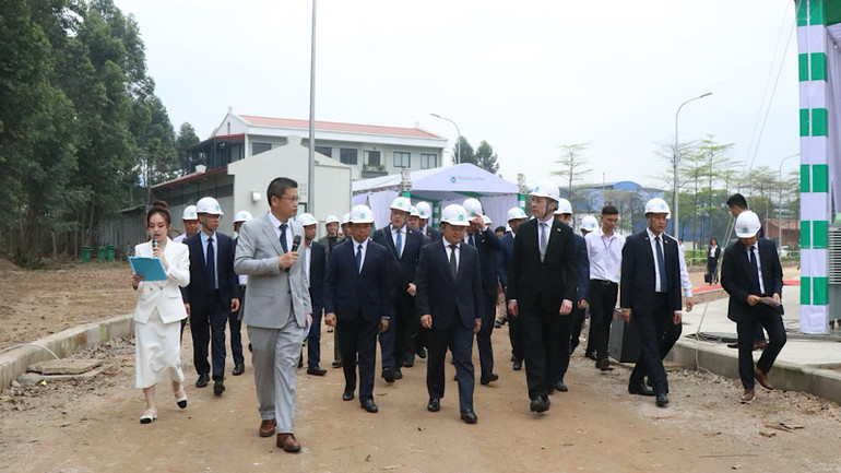 Các đại biểu tham quan nhà máy.