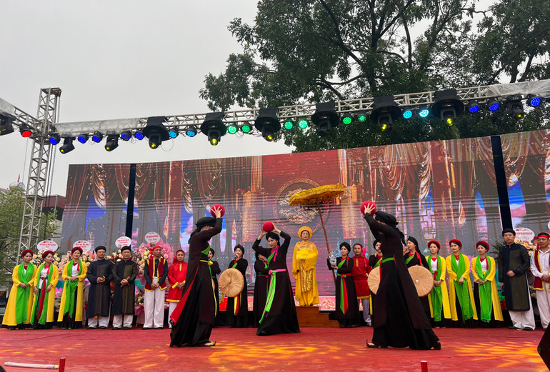 Tái hiện tiết mục tung cầu trong lễ hội.