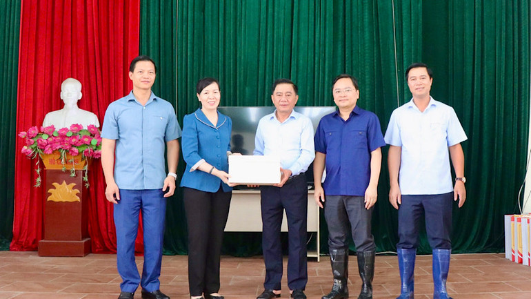 Đồng chí Trần Cẩm Tú trao hỗ trợ 3,2 tỷ đồng để địa phương và nhân dân Bắc Ninh khắc phục hậu quả bão lũ. Đồng chí Trần Cẩm Tú trao hỗ trợ 3,2 tỷ đồng để địa phương và nhân dân Bắc Ninh khắc phục hậu quả bão lũ.