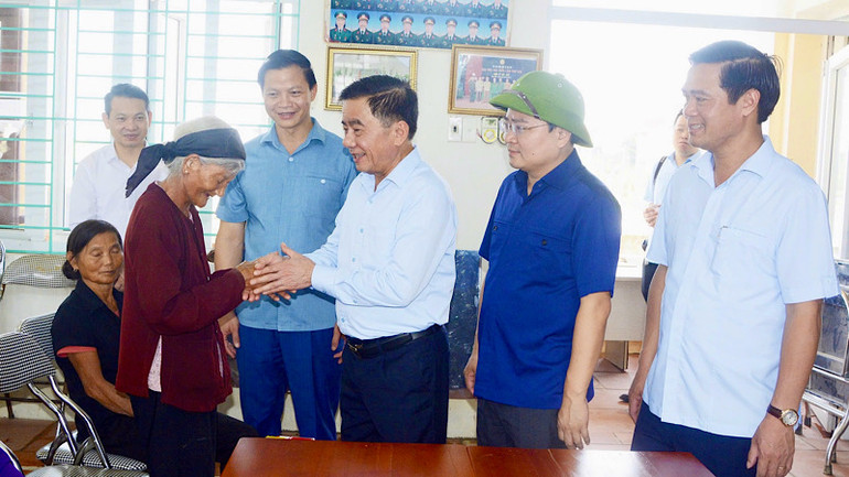 Đồng chí Trần Cẩm Tú, Ủy viên Bộ Chính trị, Bí thư Trung ương Đảng, Chủ nhiệm Ủy ban Kiểm tra Trung ương kiểm tra công tác khắc phục bão lũ, thăm và động viên bà con vùng lũ tại huyện Gia Bình, tỉnh Bắc Ninh.