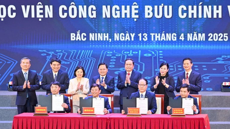 Chủ tịch Quốc hội Trần Thanh Mẫn và lãnh đạo tỉnh chứng kiến Ký kết hợp tác và các Biên bản ghi nhớ về đào tạo, phát triển khoa học, công nghệ, đổi mới sáng tạo và chuyển đổi số. (Ảnh: DUY LINH)