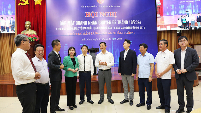 Các đại biểu trao đổi trong khuôn khổ hội nghị.