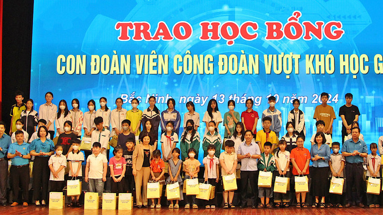 Bảy mươi lăm suất học bổng được dành tặng con các đoàn viên công đoàn vượt khó học giỏi.