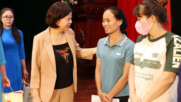 Phó Bí thư Thường trực Tỉnh ủy Bắc Ninh Nguyễn Hương Giang thăm hỏi, động viên các nữ đoàn viên công đoàn.