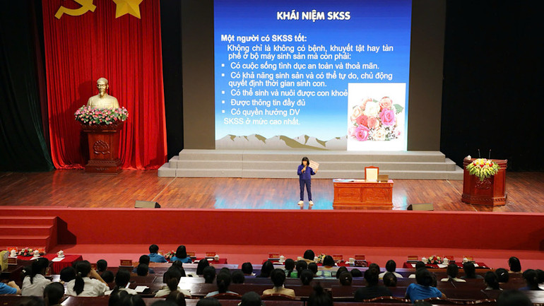 Tập huấn kiến thức sức khỏe sinh sản tới các chị em.