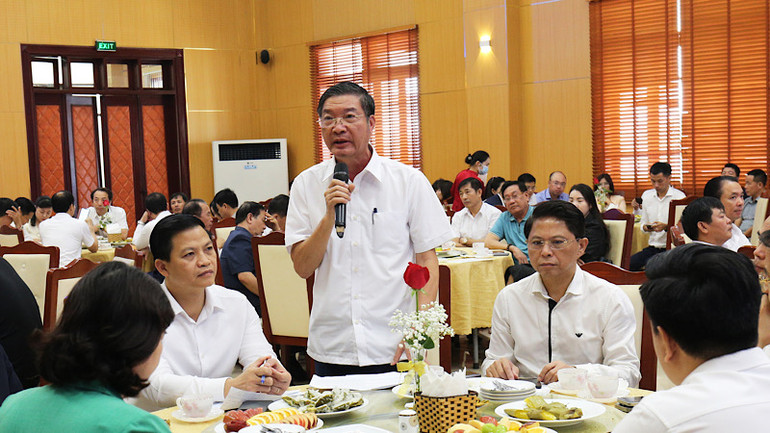 Giám đốc Sở Kế hoạch và Đầu tư giải đáp thắc mắc của doanh nghiệp.