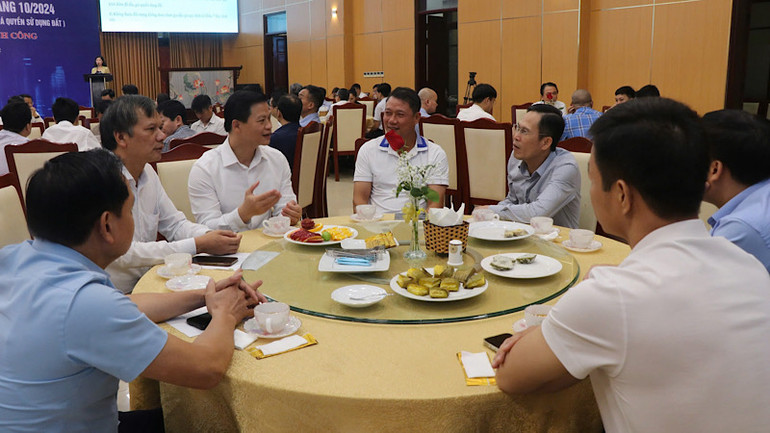 Chủ tịch Ủy ban nhân dân tỉnh Bắc Ninh Vương Quốc Tuấn (thứ ba từ trái qua) trao đổi cùng các doanh nghiệp.