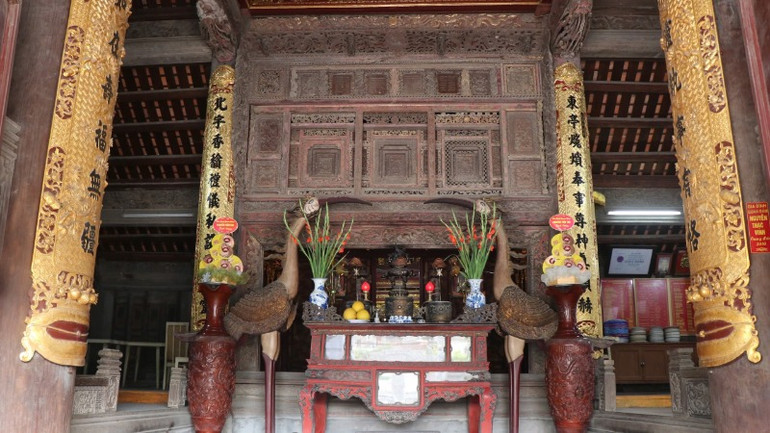 Gian giữa của đình với bức cửa võng được chạm khắc cầu kỳ, tinh tế.