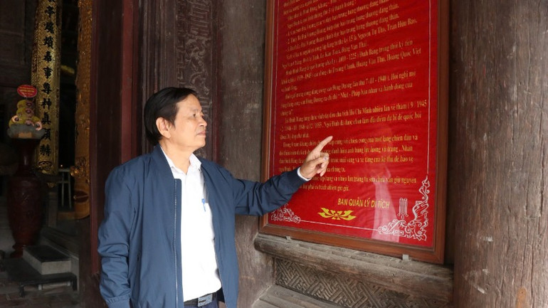 Trưởng Ban Quản lý di tích đình Đình Bảng giới thiệu lịch sử đình.