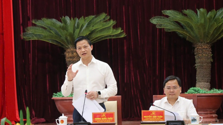 Các đồng chí chủ trì hội nghị.