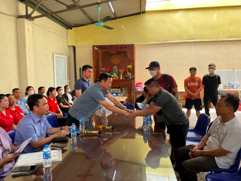 Lãnh đạo quận Đống Đa động viên, thăm hỏi gia đình các nạn nhân.