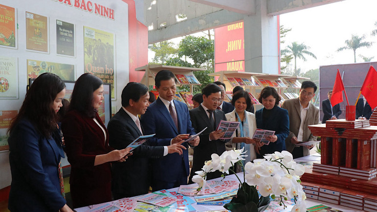 Hội báo Xuân của tỉnh Bắc Ninh được chia thành bốn khu vực trưng bày với hơn 4.000 bản sách, báo, tạp chí. Hội báo Xuân của tỉnh Bắc Ninh được chia thành bốn khu vực trưng bày với hơn 4.000 bản sách, báo, tạp chí.