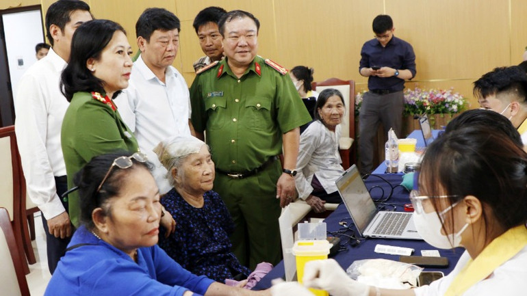 Các đại biểu theo dõi quy trình thu nhận mẫu ADN của các thân nhân liệt sĩ.