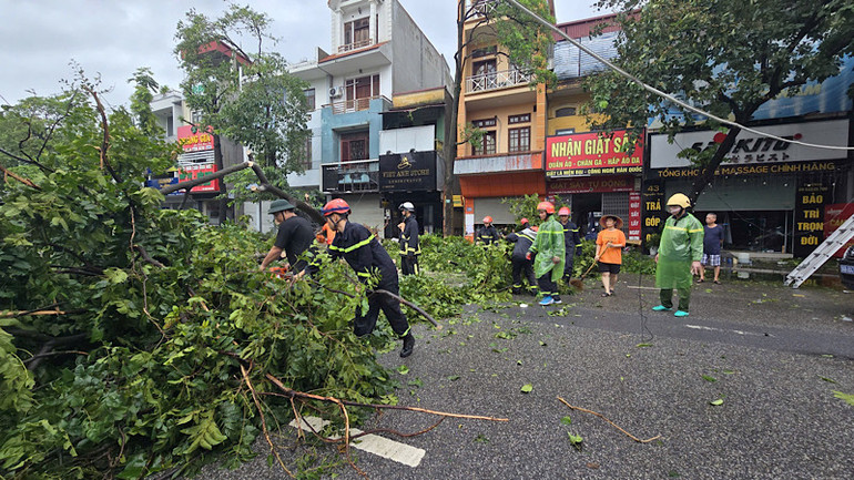 Lực lượng chức năng cùng người dân nhanh chóng cắt cây, tỉa cảnh bảo đảm giao thông. Lực lượng chức năng cùng người dân nhanh chóng cắt cây, tỉa cảnh bảo đảm giao thông.