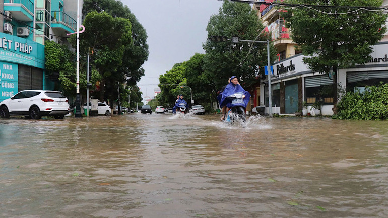 Nhiều tuyến đường vẫn trong tình trạng ngập úng. Nhiều tuyến đường vẫn trong tình trạng ngập úng.