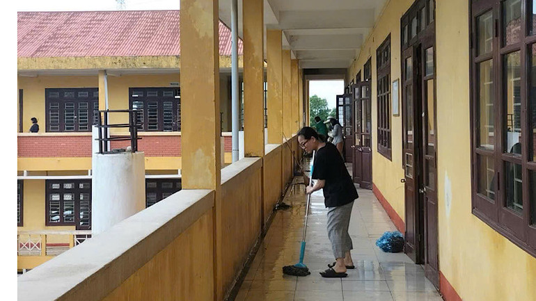 Ngay sau bão, công tác vệ sinh trường lớp được các trường nhanh chóng triển khai.