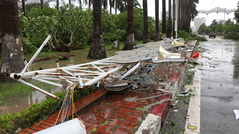 Nhiều biển báo, đèn quảng cáo trên các tuyến đường bị bão số làm đổ, gãy. Nhiều biển báo, đèn quảng cáo trên các tuyến đường bị bão số làm đổ, gãy.