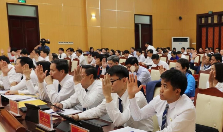 Các đại biểu Hội đồng nhân dân tỉnh tại kỳ họp.