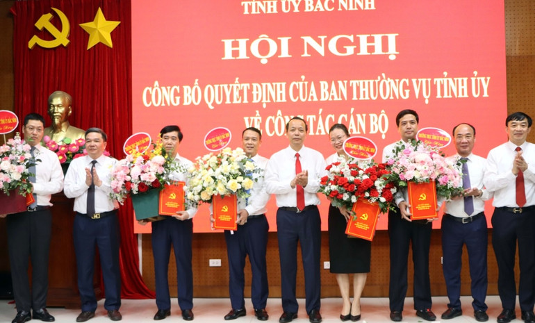 Lãnh đạo Tỉnh ủy Bắc Ninh tặng hoa chúc mừng các đồng chí nhận nhiệm vụ mới.