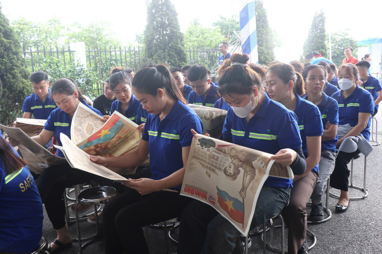 Công nhân đang làm việc tại các khu công nghiệp trên địa bàn huyện Tiên Du trải nghiệm phụ san đặc biệt của Báo Nhân Dân.
