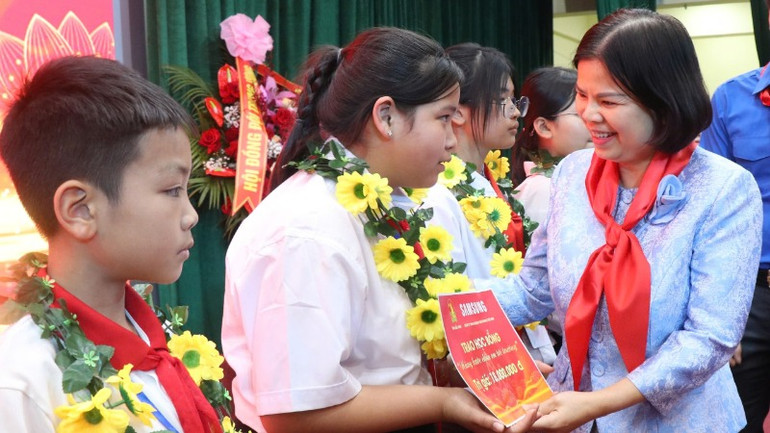 Đồng chí Nguyễn Hương Giang, Phó Bí thư Thường trực Tỉnh ủy Bắc Ninh động viên, tặng quà các cháu ngoan Bác Hồ có hoàn cảnh khó khăn, vươn lên trong học tập.