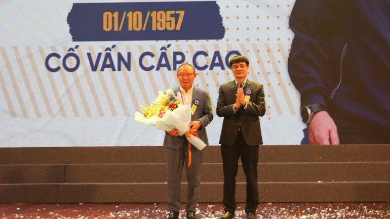 Lãnh đạo Sở Văn hóa, Thể thao và Du lịch Bắc Ninh tặng hoa ông ông Park Hang Seo, cố vấn cấp cao và định hướng chiến lược của Bắc Ninh FC.