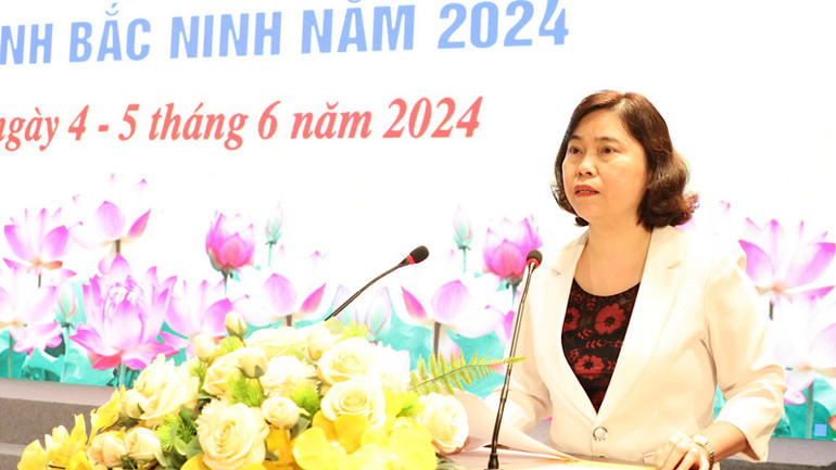 Đồng chí Trần Thị Hằng, Phó Chủ tịch Thường trực Hội đồng nhân dân tỉnh Bắc Ninh phát biểu.