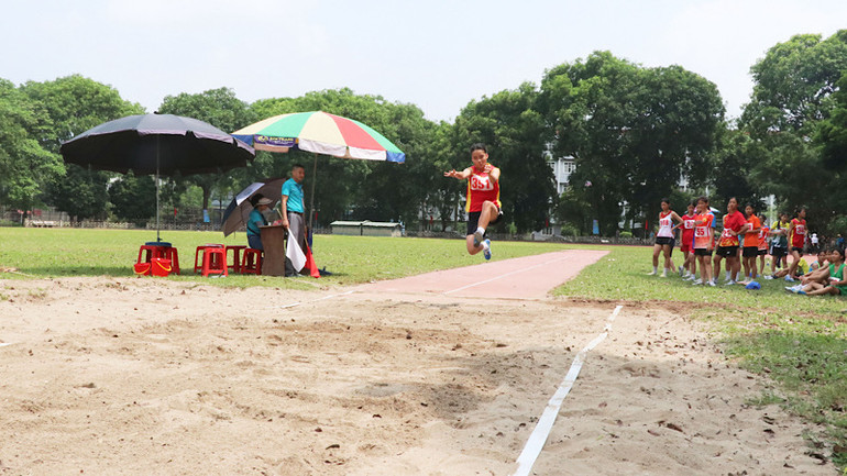 Các vận động viên tranh tài ở nội dung Nhảy xa.