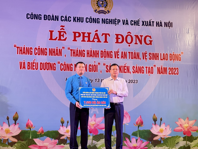 Trao tặng áo dài nữ công nhân lao động Thủ đô tại các khu công nghiệp, chế xuất.