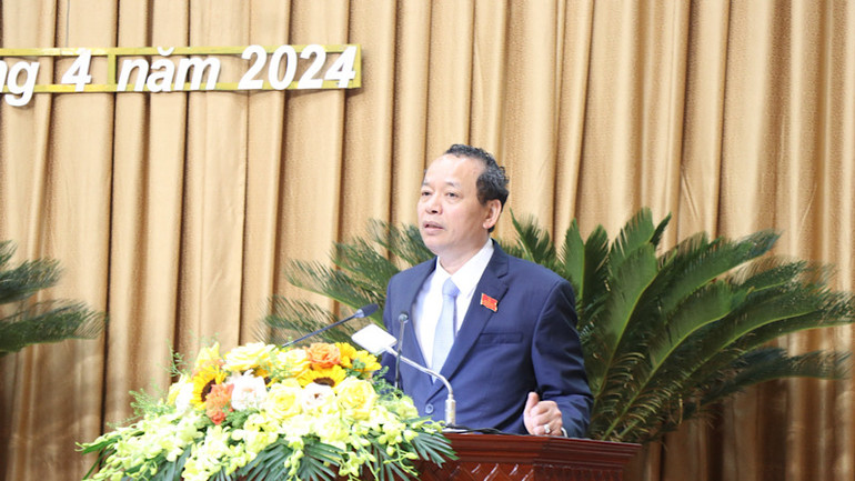 Đồng chí Chủ tịch Hội đồng nhân dân tỉnh phát biểu bế mạc kỳ họp.