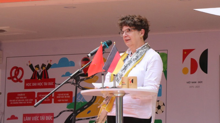 Bà Helga Margarete Barth, Đại sứ Đặc mệnh toàn quyền Cộng hòa Liên bang Đức tại Việt Nam phát biểu.