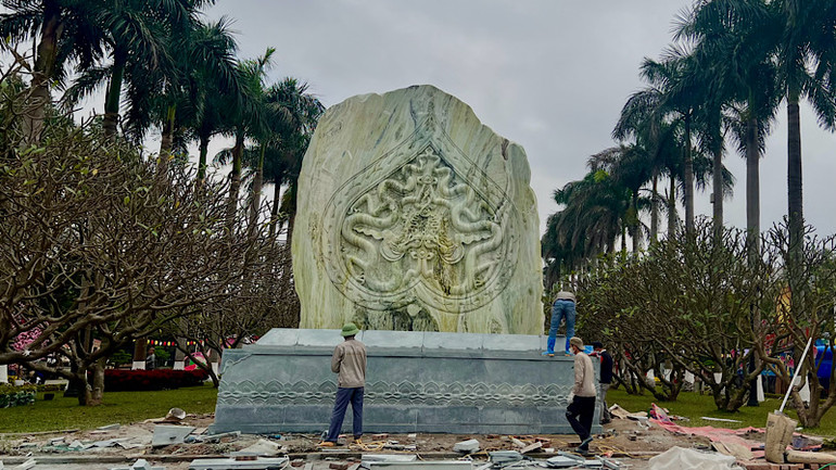 Những công đoạn cuối cùng của bức phù điêu Rồng đang được hoàn tất.