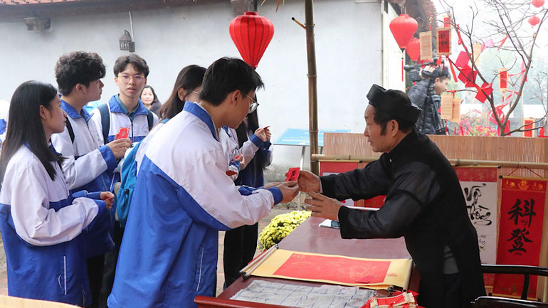 Các em học sinh xin chữ đầu năm. Các em học sinh xin chữ đầu năm.