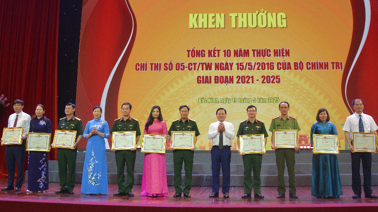 Trao Bằng khen của Chủ tịch Ủy ban nhân dân tỉnh tặng các tập thể có thành tích xuất sắc.