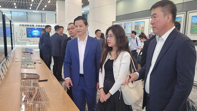 Đoàn công tác tỉnh Bắc Ninh tham quan nhà máy của Tập đoàn. Đoàn công tác tỉnh Bắc Ninh tham quan nhà máy của Tập đoàn.