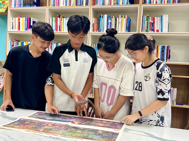 Những độc giả đầu tiên khám phá tranh in tại thư viện tỉnh Bắc Ninh.