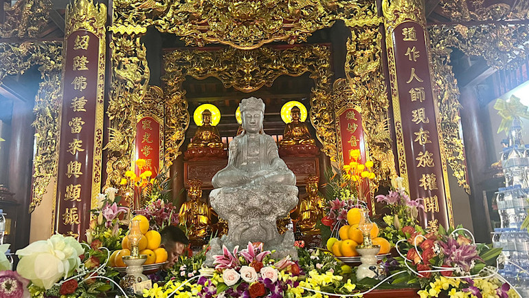 Bảo vật quốc gia được trưng bày trang trọng để người dân và phật tử tới tham quan, chiêm bái.