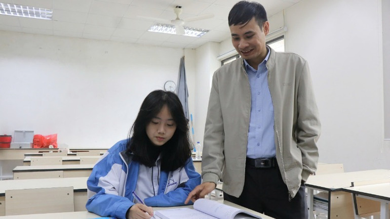 Em Thanh Xuân và thầy giáo chủ nhiệm trong những giờ ôn luyện. Em Thanh Xuân và thầy giáo chủ nhiệm trong những giờ ôn luyện.