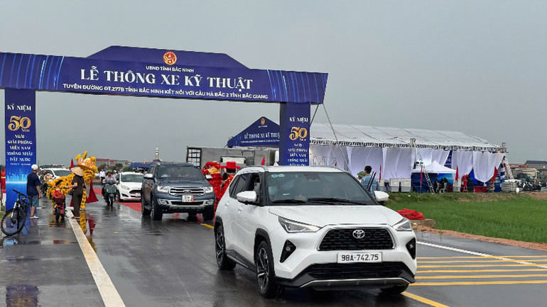 Nhiều người dân đã chọn tuyến đường mới ngay sau lễ thông xe kỹ thuật.