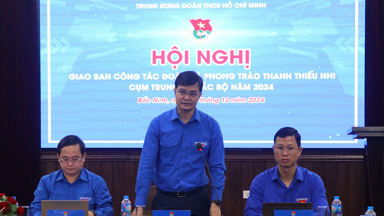 Bí thư Thứ nhất Trung ương Đoàn Bùi Quang Huy (đứng giữa) ghi nhận, đánh giá cao tinh thần, trách nhiệm, kết quả đạt được của các đơn vị trong Cụm trong năm 2024.