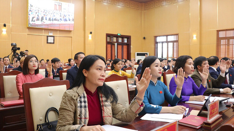 Các đại biểu tiến hành biểu quyết.