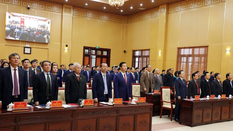 Kỳ họp tiến hành nghi thức chào cờ.